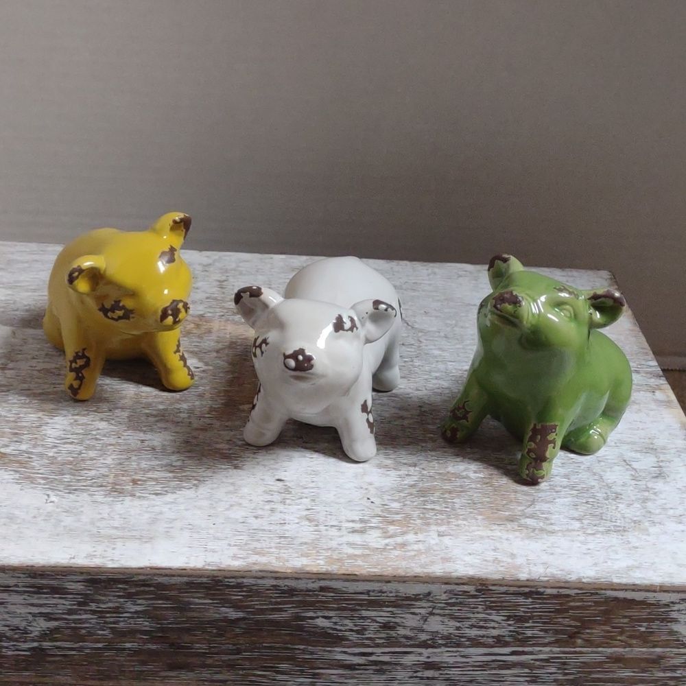 Adorable Ceramic Pig Trio.  G5